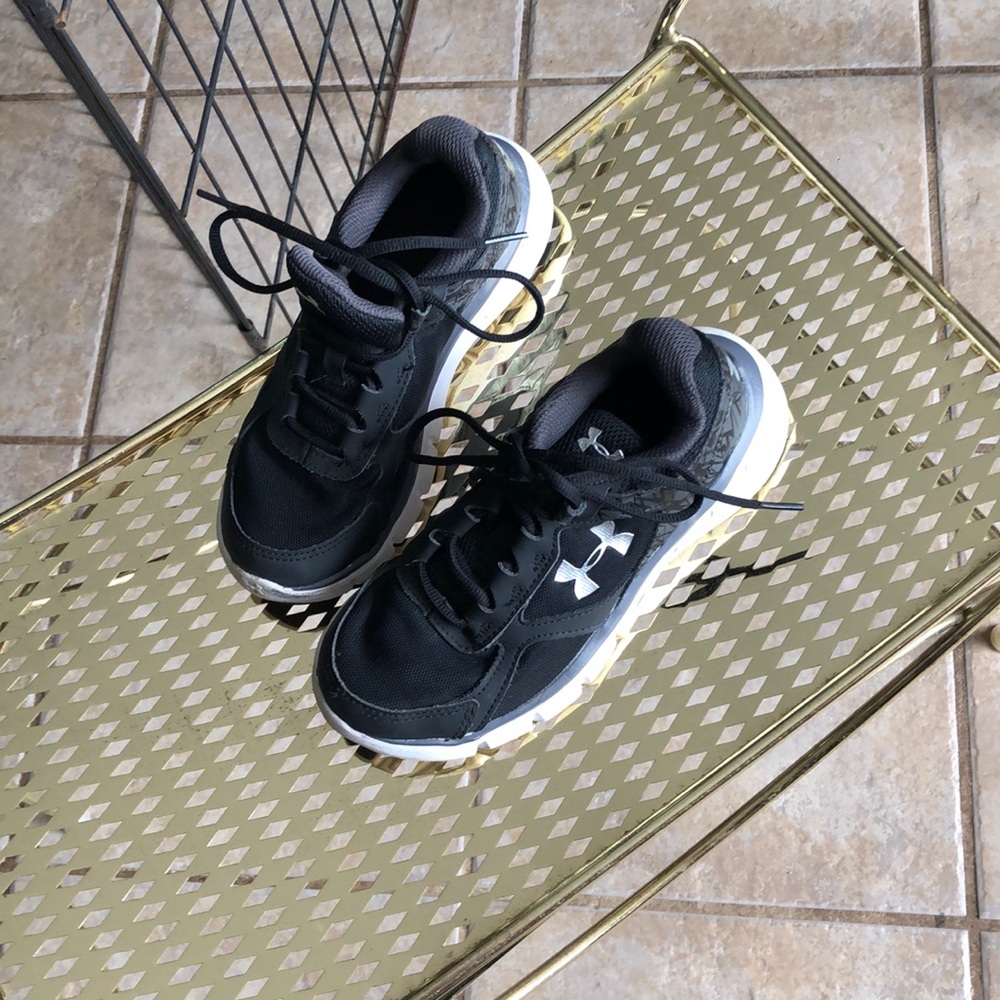 Black under armor shoes